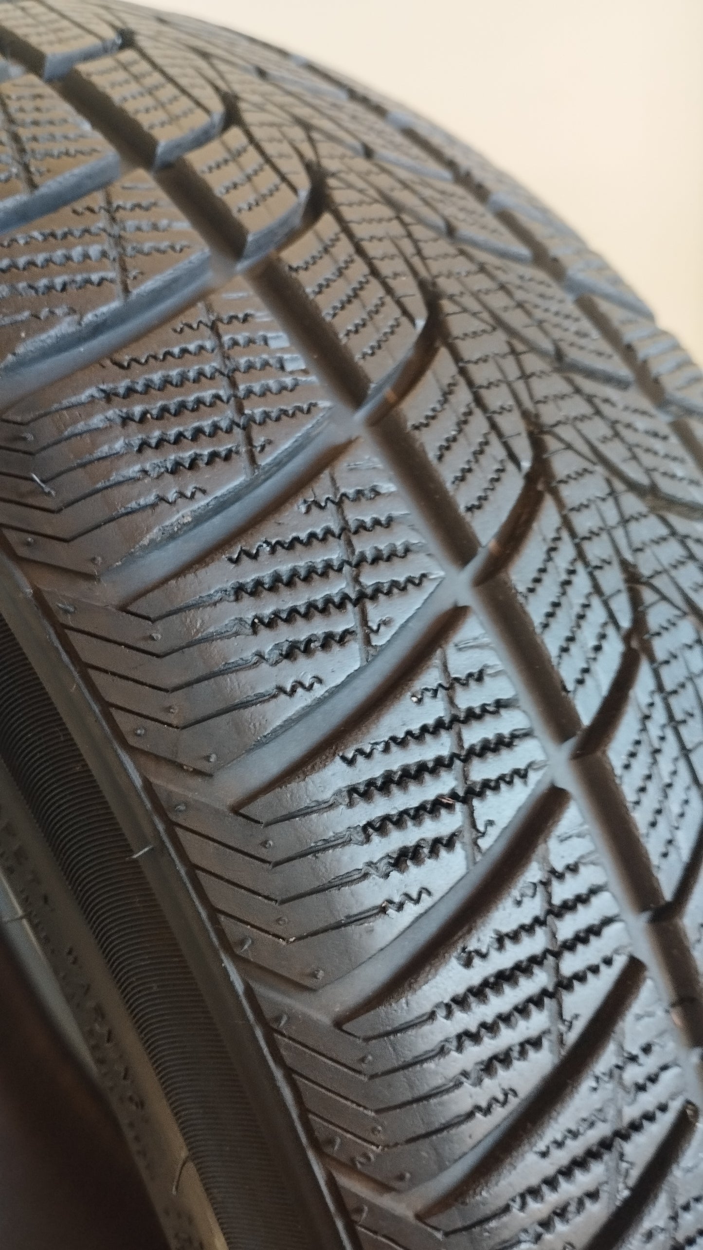 minerva 215/45 r18 frost track uhp cod. XX109