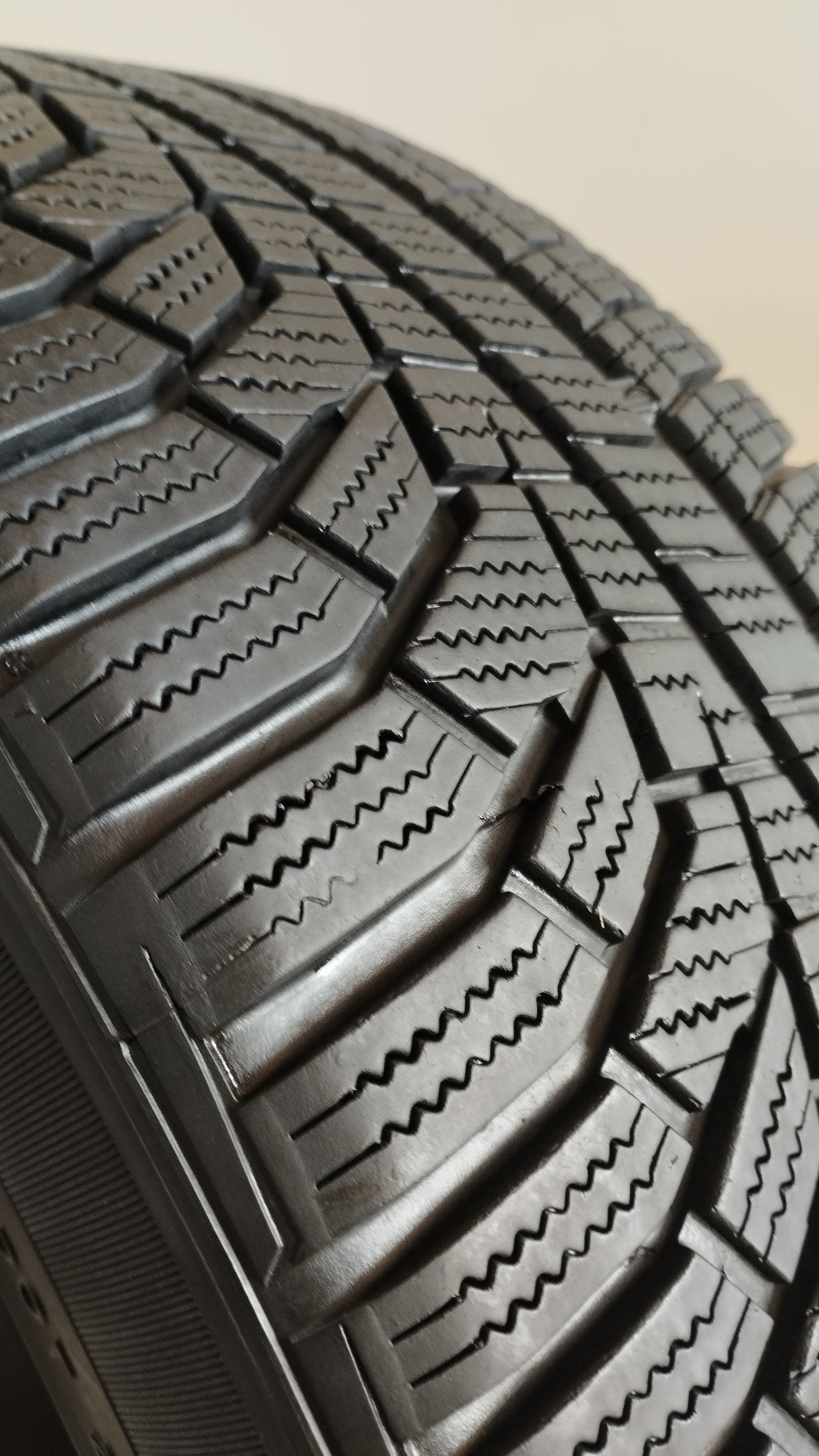 hankook 215/45 r16 wintericept evo2 cod.XX19
