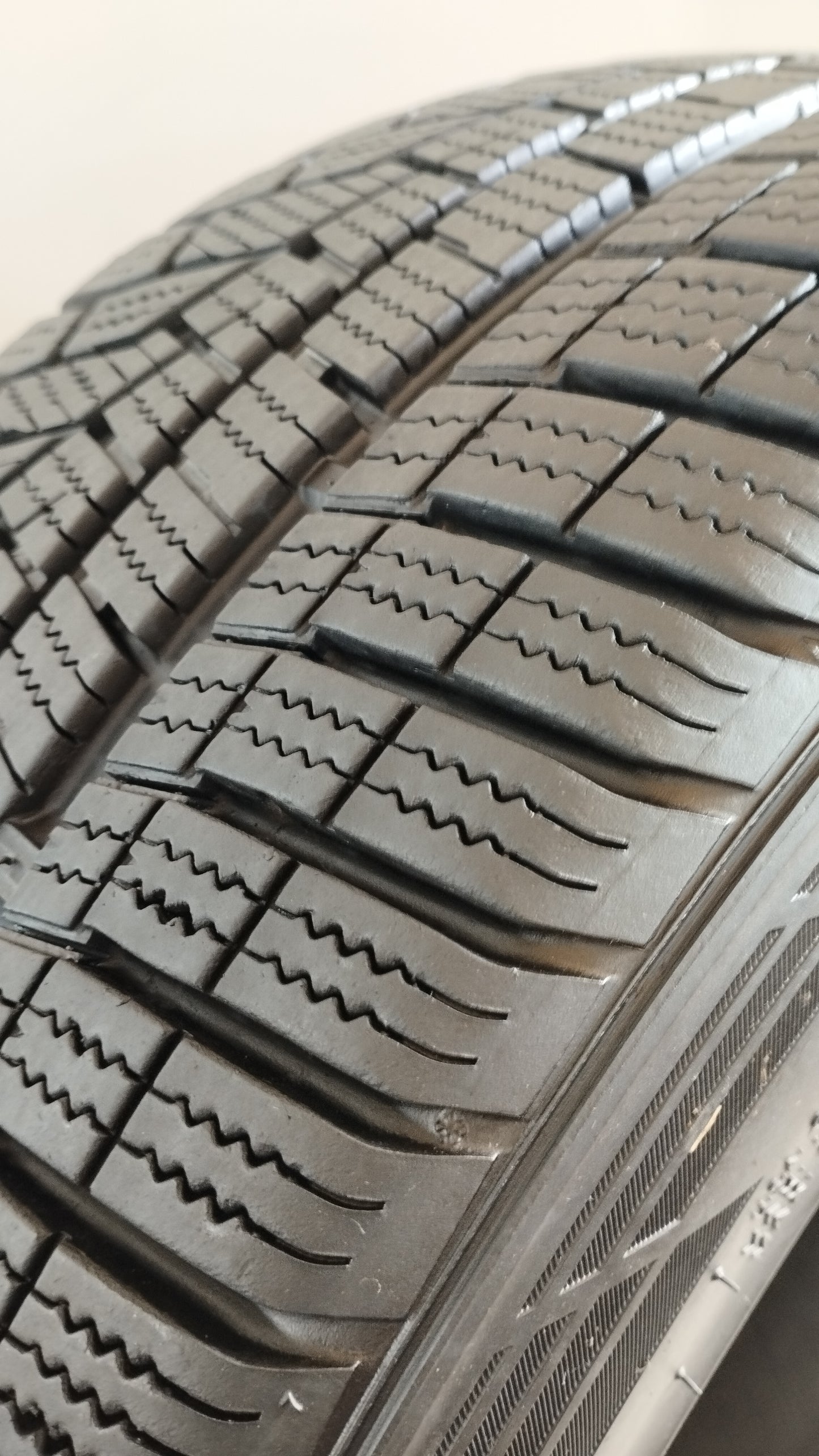 hankook 215/45 r16 wintericept evo2 cod.XX19