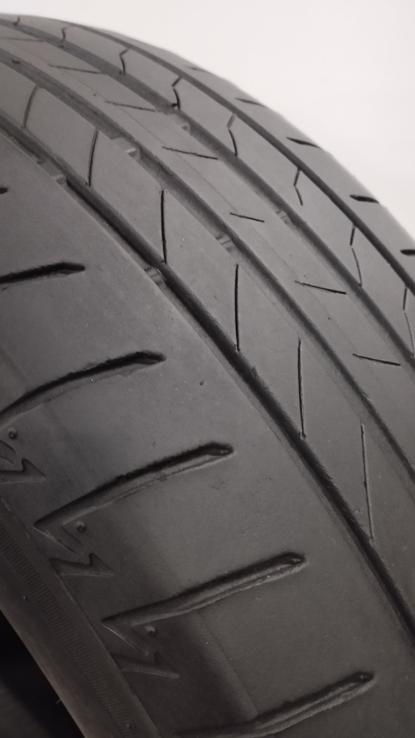 bridgestone 225/65 r17 alenza 001 cod.YY161