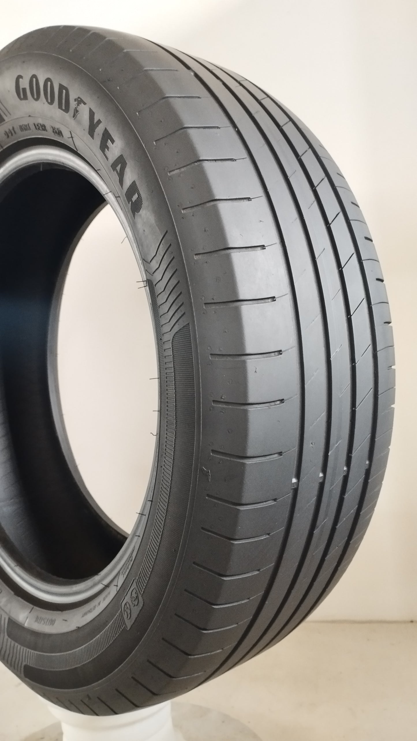 goodyear 215/60 r17 efficient grip cod.YY275