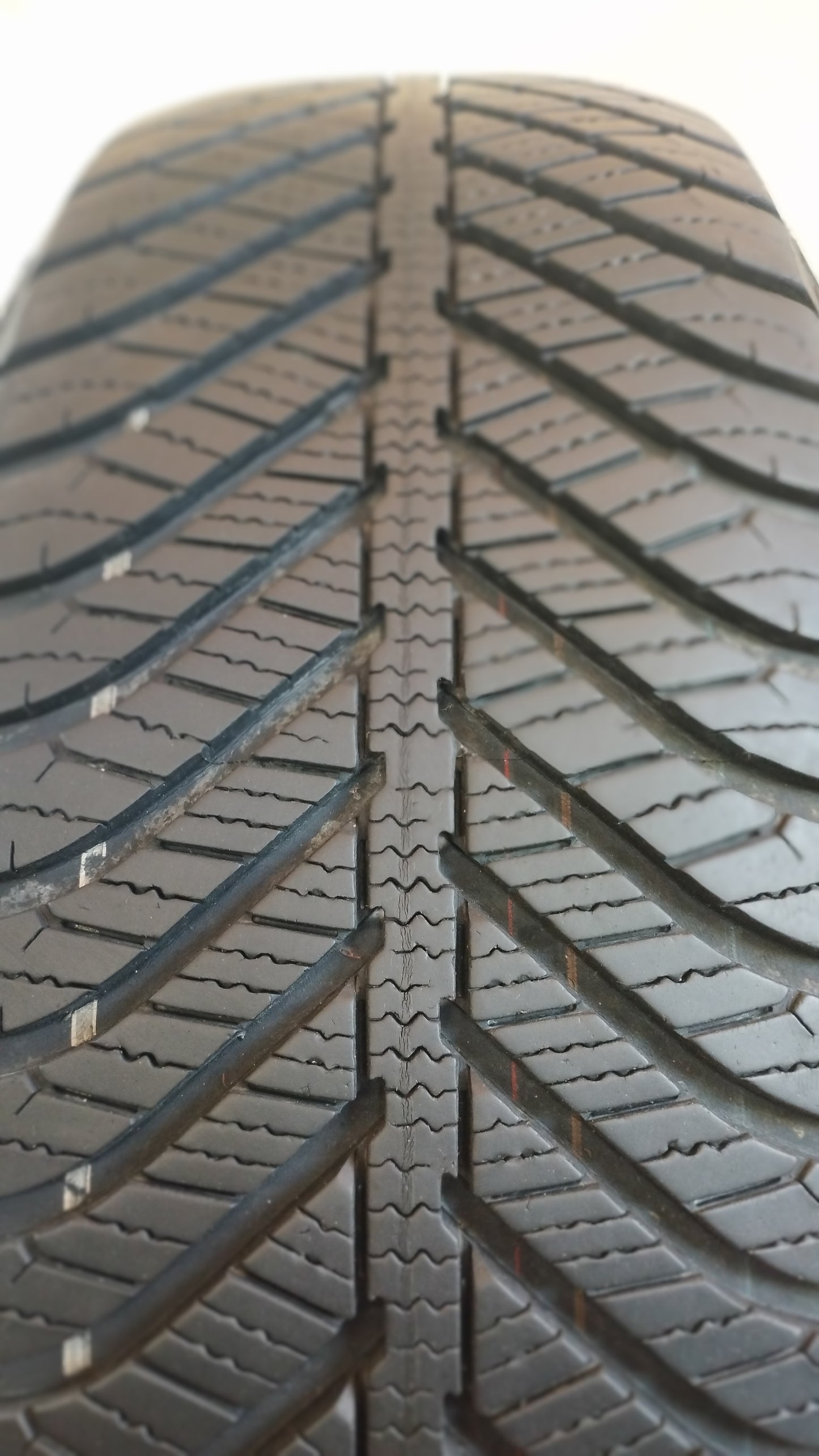 goodyear 215/60 r17 vector 4 season cod.YY431