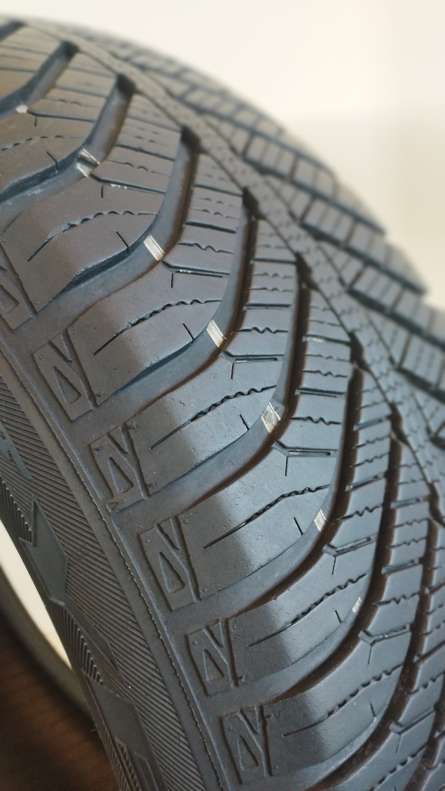 goodyear 215/60 r17 vector 4 season cod.YY431
