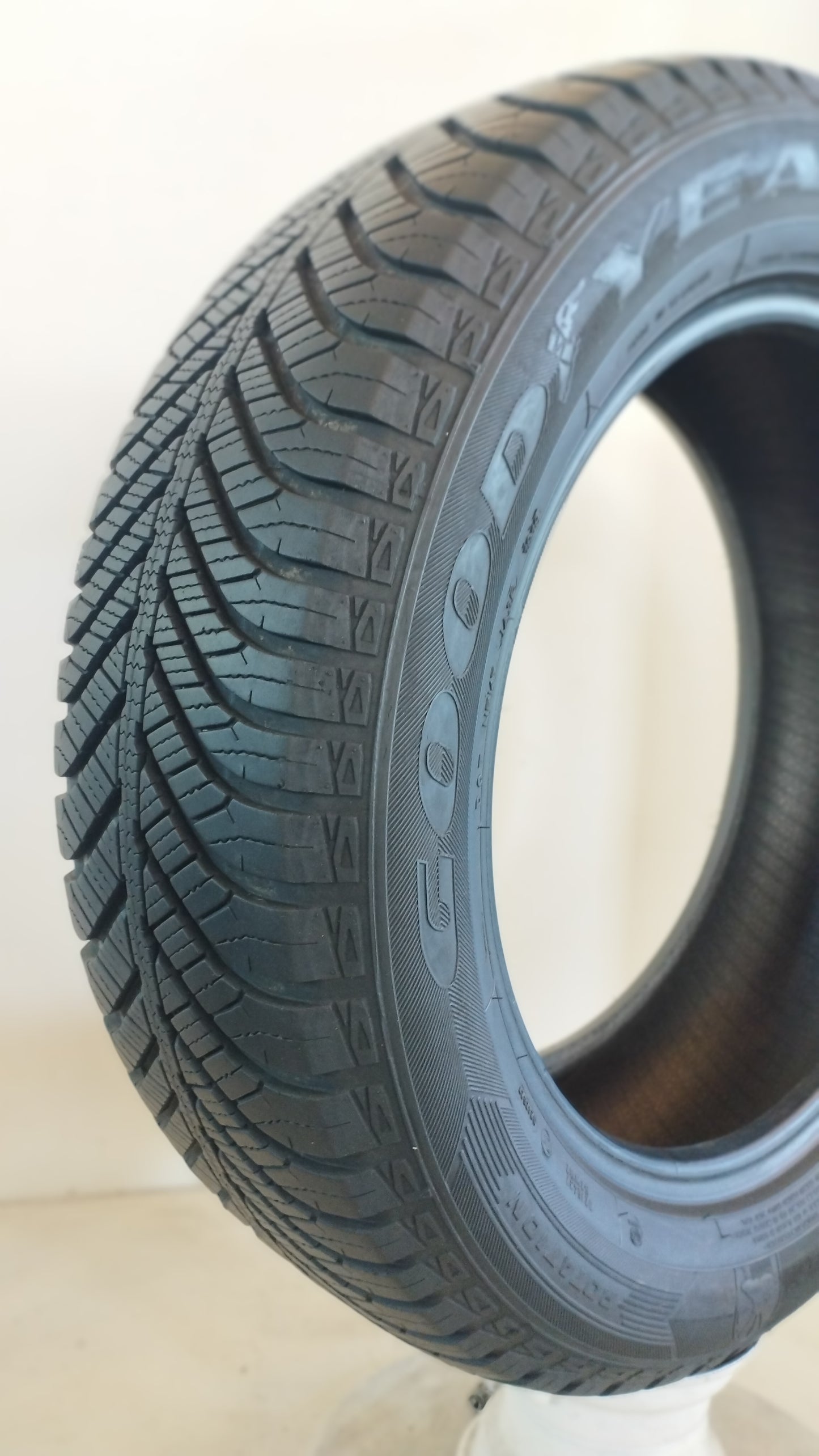goodyear 215/60 r17 vector 4 season cod.YY431