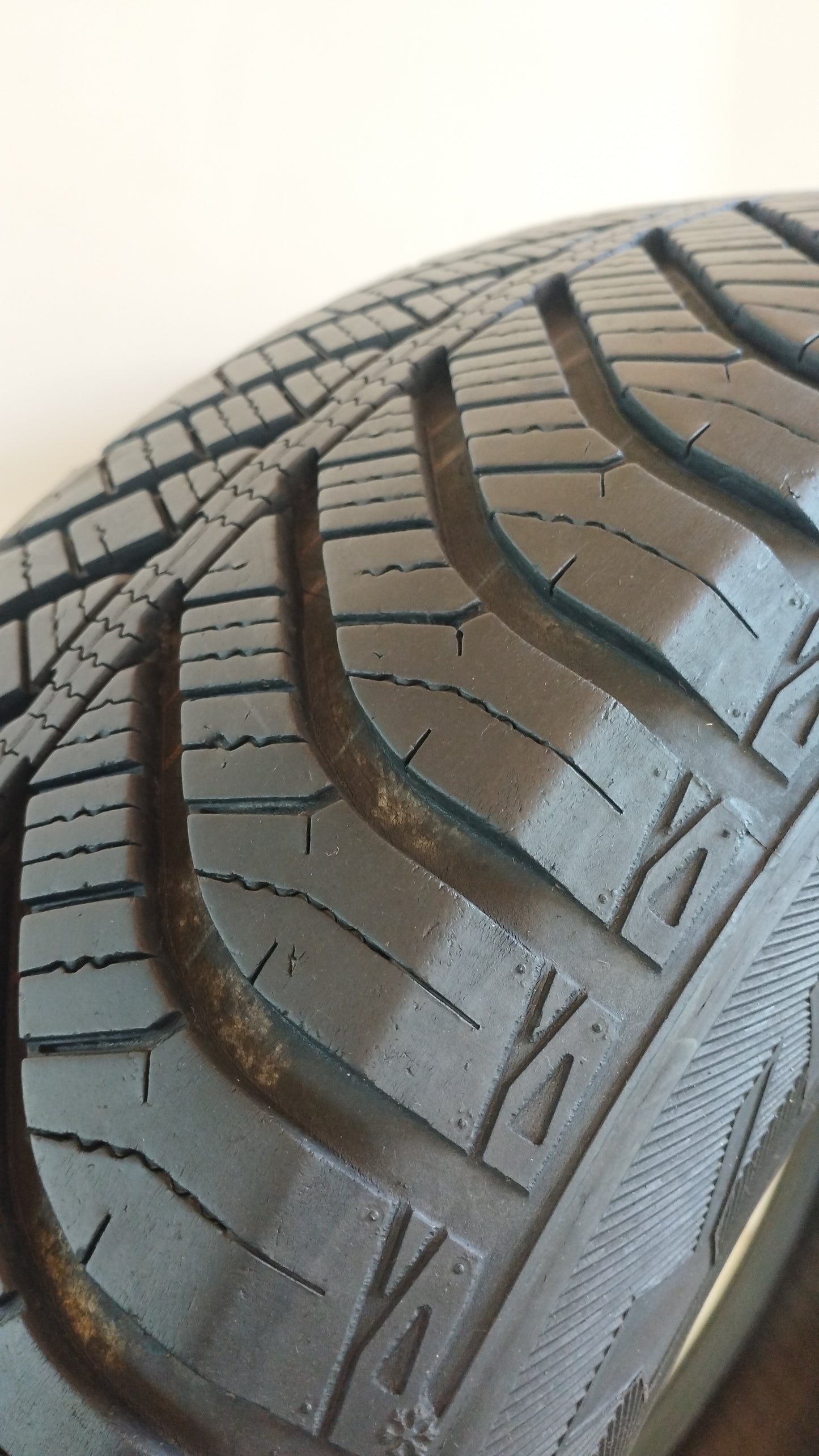 goodyear 215/60 r17 vector 4 season cod.YY431