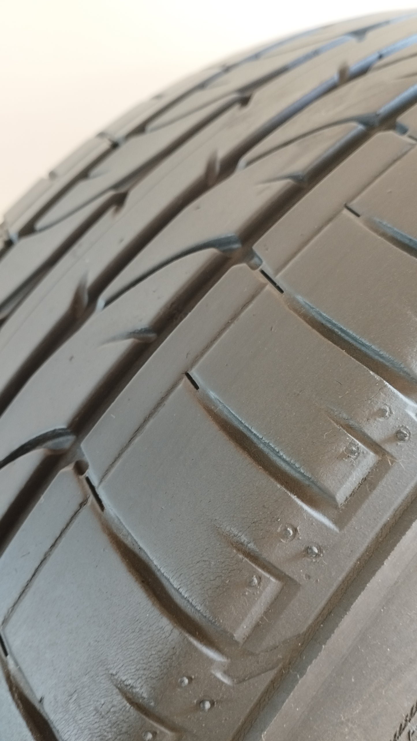 bridgestone 225/45 r19 dueler h/p sport cod.YY70