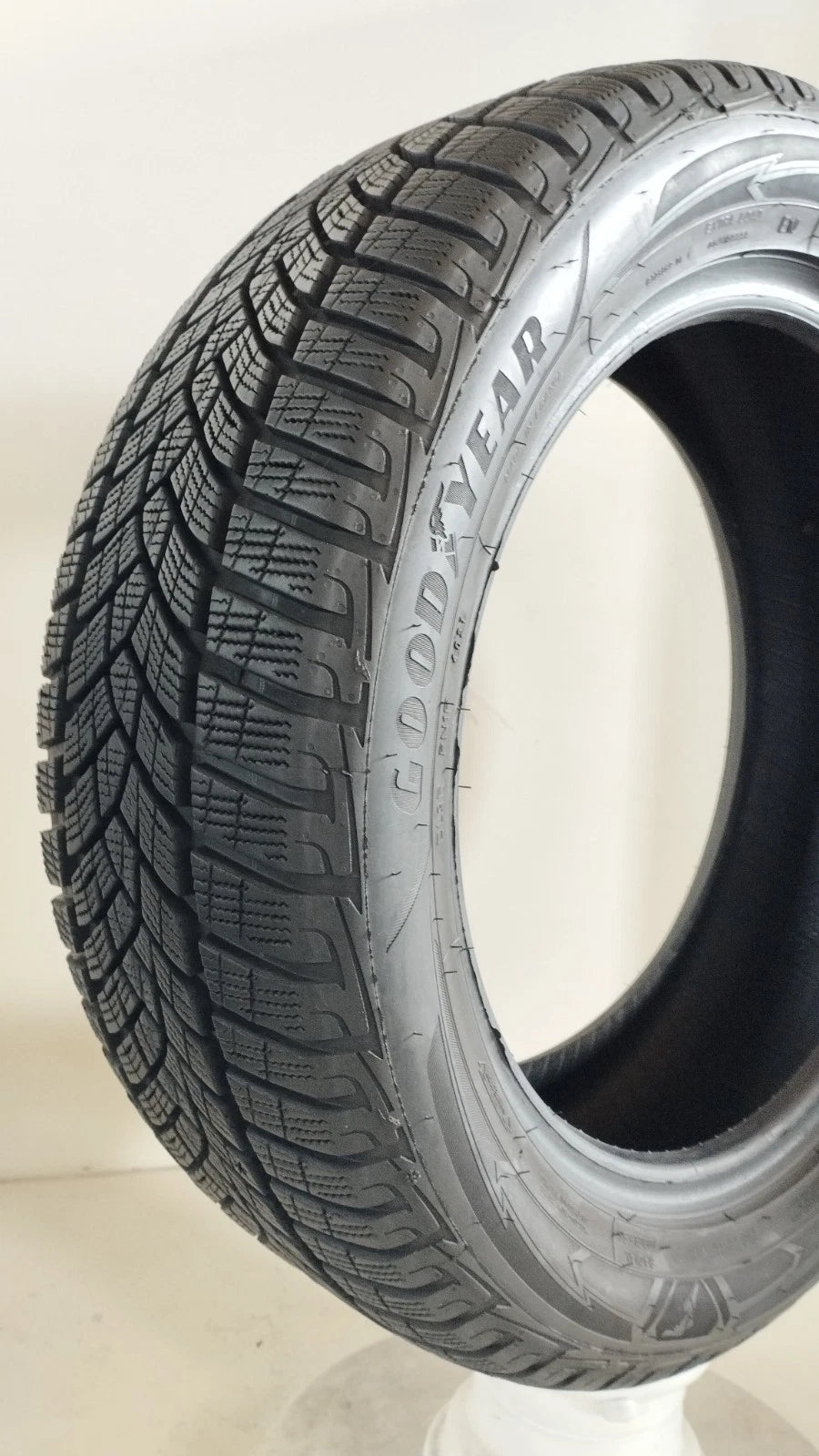 goodyear 215/55 r17 ultragrip Art. XX48